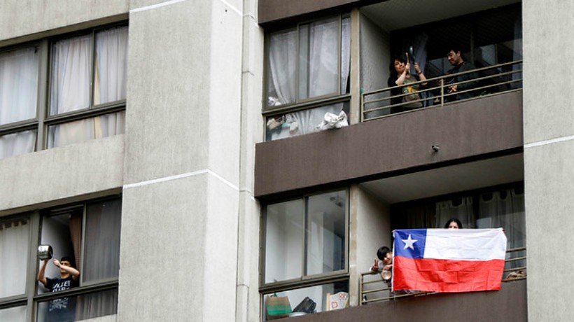 Masivos cacerolazos se realizan en Santiago Centro por alzas de pasaje y Estado de Emergencia