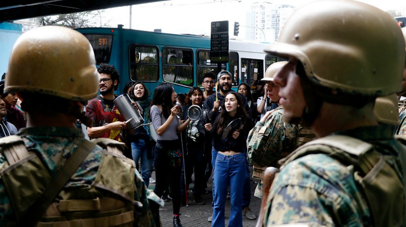 Militar apuntó a manifestante y luego disparó al aire en Ñuñoa