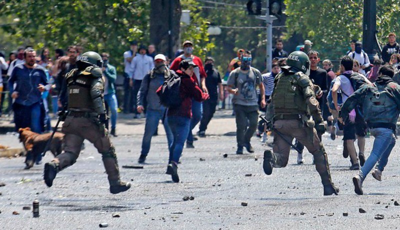 Incidentes entre manifestantes y Fuerzas Especiales se registran nuevamente en Plaza Italia