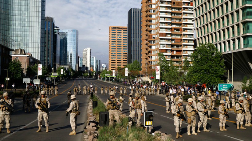 [FOTOS] Militares cortaron Avenida Apoquindo para detener marcha pacífica