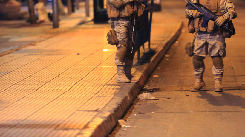 Denuncian tres heridos en Las Condes por accionar de efectivos militares