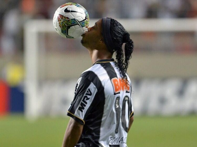 Se pospuso la visita de Ronaldinho a Chile para noviembre