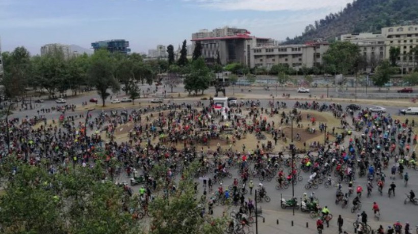 Manifestantes a pie y en bicicleta comienzan a reunirse en Plaza Italia iniciando una nueva jornada de protestas