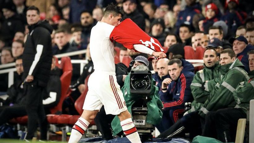 [VIDEO] Caos en el Arsenal: capitán sale abucheado, tira la jineta y bota la camiseta