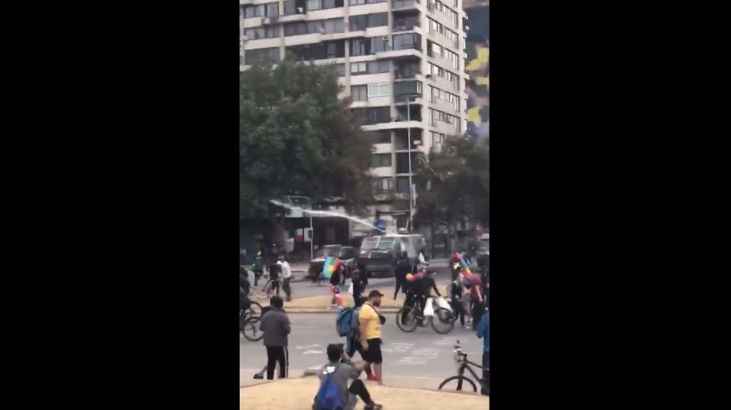 [VIDEO] Denuncian fuerte represión a manifestación pacífica de ciclistas en Plaza Italia