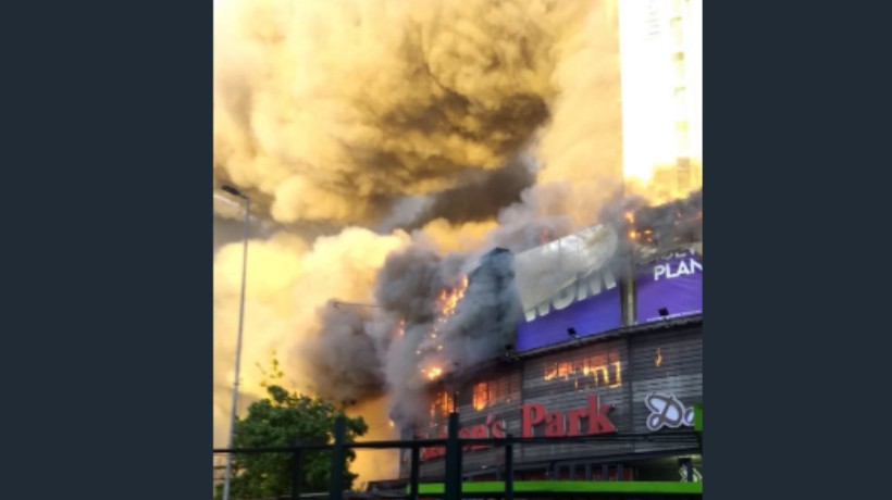 Incendio afecta a locales comerciales en Padre Alonso de Ovalle con Santa Rosa