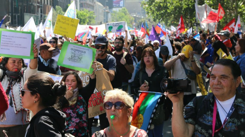 Marcha convocada por la CUT logró pasar frente al palacio de La Moneda