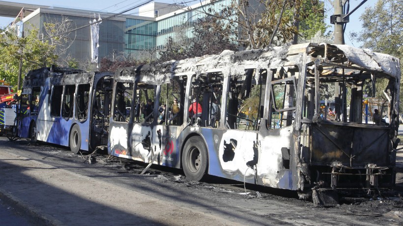 Transantiago informó que más de 2 mil buses fueron dañados y 113 conductores resultaron con lesiones