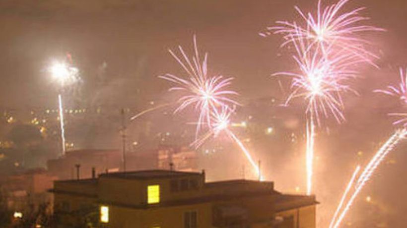 Nápoles: celebran salida de prisión de dos mafiosos con masiva fiesta, champán y fuegos artificiales