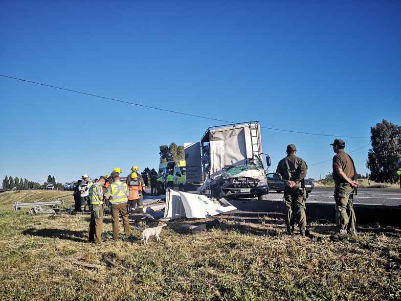 Bomberos y SAMU rescataron al resto de los ocupantes del móvil. (José Carvajal)