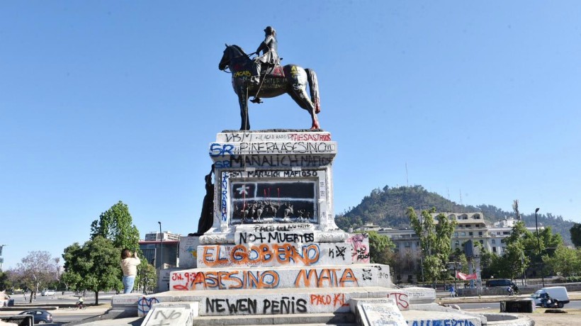 Providencia retiró estatua de Plaza Italia dañada por los manifestantes