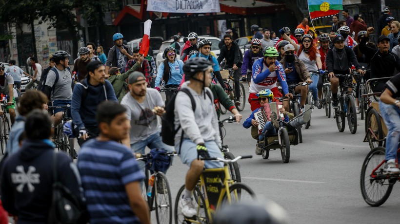 [VIDEOS] Ciclistas llegan hasta la casa del Presidente Piñera para manifestarse