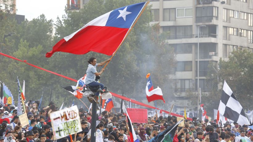 8 de cada 10 chilenos estarían de acuerdo con cambiar la actual Constitución
