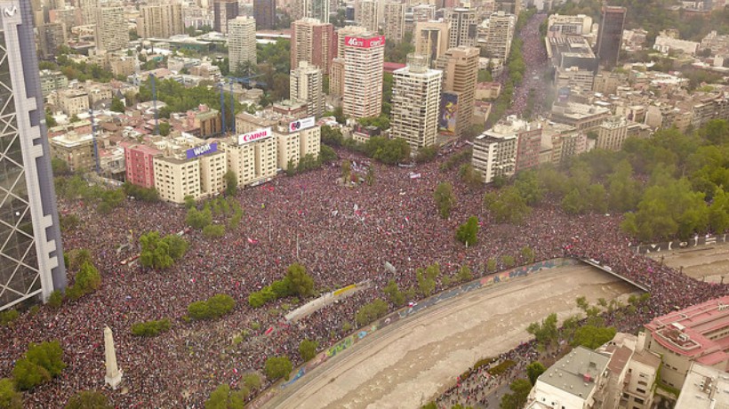 Encuesta: 79% de los chilenos cree que las movilizaciones sociales tendrán consecuencias positivas para el país