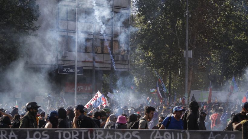 Fuerzas Especiales dispersó a cientos de personas que se congregaban en Plaza Italia