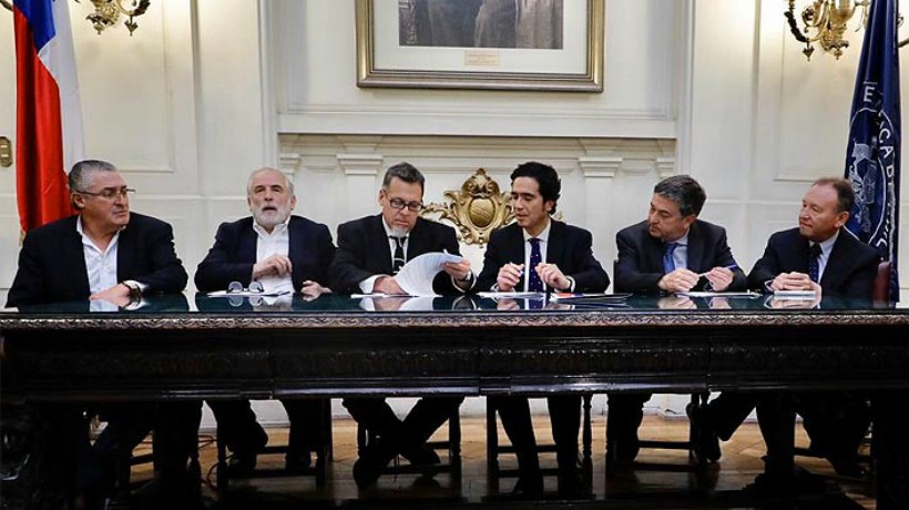 Gobierno firmó acuerdo tributario con senadores de oposición