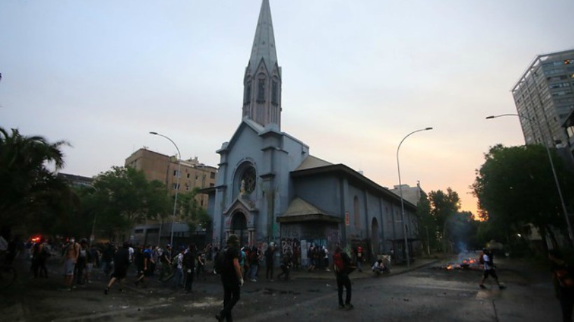 Figuras religiosas y bancas de la Parroquia de la Asunción terminaron quemadas en una barricada