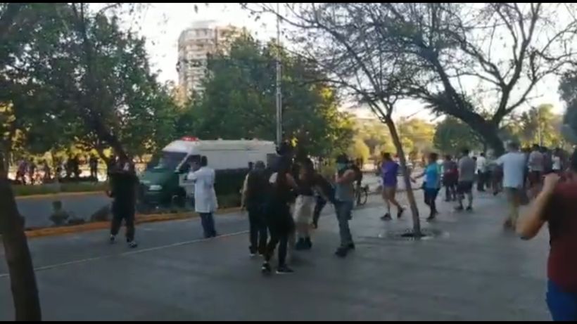 [VIDEO] Colegio Médico denuncia ataque de Carabineros con gases lacrimógenos a punto de prensa en la Clínica Santa María