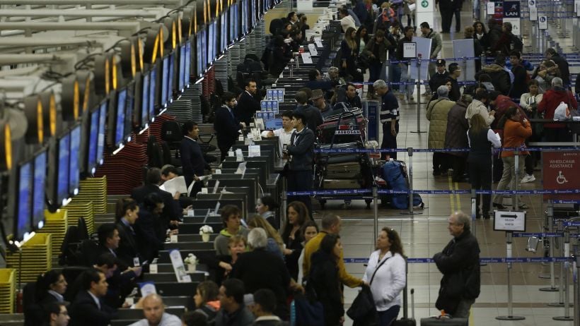 Trabajadores del Aeropuerto de Santiago anunciaron que se van adherir al paro nacional del martes