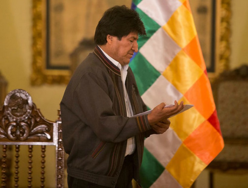 Evo Morales oficializó su dimisión acusando 