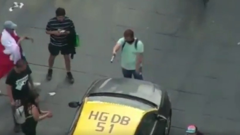 [VIDEO] Detienen a sujeto que portaba un arma de fuego en medio de una manifestación en la Alameda