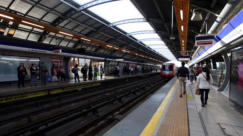 Metro cerró temporalmente estación Plaza de Puente Alto por manifestaciones en el exterior