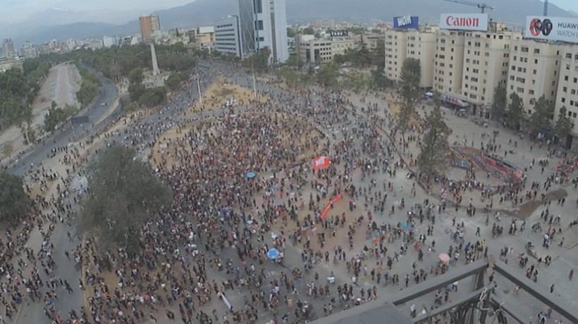 Miles de personas comienzan a reunirse en Plaza Italia cuando se cumple un mes del estallido social