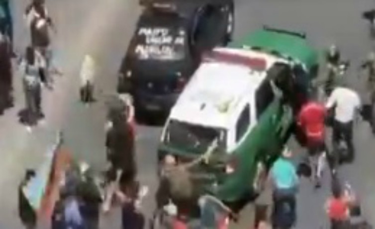 Cinco carabineras resultaron heridas tras ataque en manifestación en Santiago