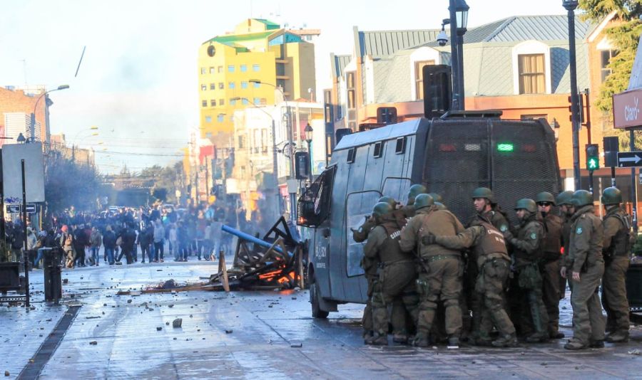 Ataques a comisarías e incendios: Carabineros realizó nuevo balance de manifestaciones durante este viernes