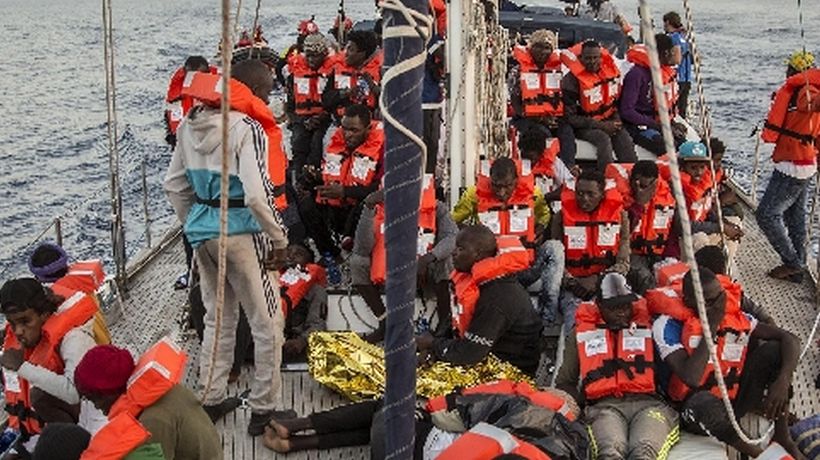 Rescatan a 143 migrantes de barco que naufragó cerca de la costa Iitaliana
