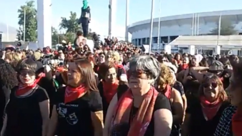 [VIDEO] Miles de mujeres llegan al frontis del Estadio Nacional para realizar nueva intervención de 