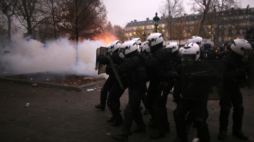 Policías y manifestantes se enfrentan en París durante la huelga contra la reforma de pensiones