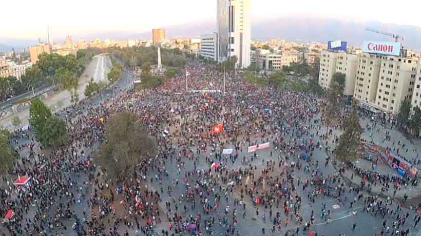 Miles de personas se congregaron en Plaza Italia en una nueva jornada de protestas
