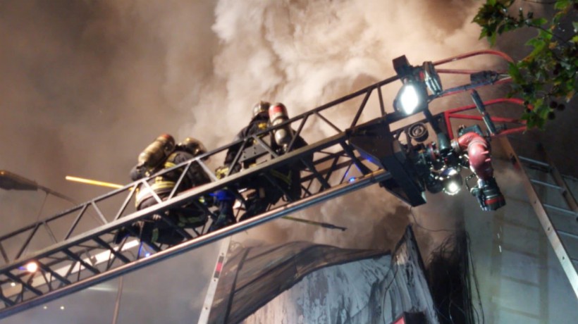 Incendio afectó locales comerciales en el centro de Santiago