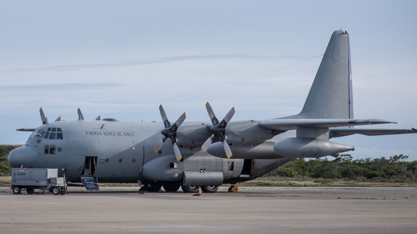Avión con restos de algunos tripulantes del Hércules C-130 siniestrado llegó a Punta Arenas