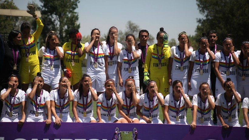 Santiago Morning femenino recibe el trofeo de campeonas de la temporada 2019