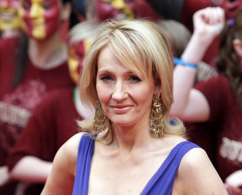 J.K. Rowling fue acusada de transfobia tras polémico comentario en redes sociales