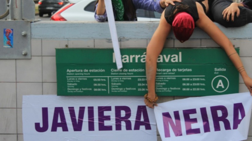 Día Nacional contra el Femicidio: feministas cambiaron el nombre de estación Irarrázaval por el de Javiera Neira