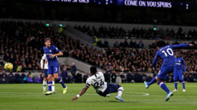 El Chelsea derrotó al Tottenham en duelo ensombrecido por el racismo