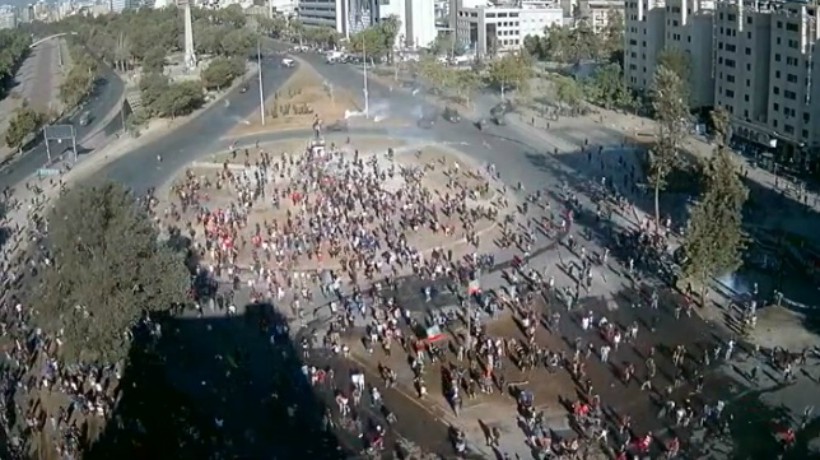 Carabineros dispersó a manifestantes que se encontraban en Plaza Italia