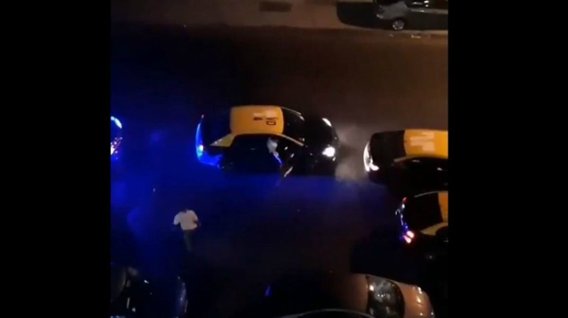 [VIDEO] La pelea continúa: taxistas atacaron a conductores de Uber en Santiago
