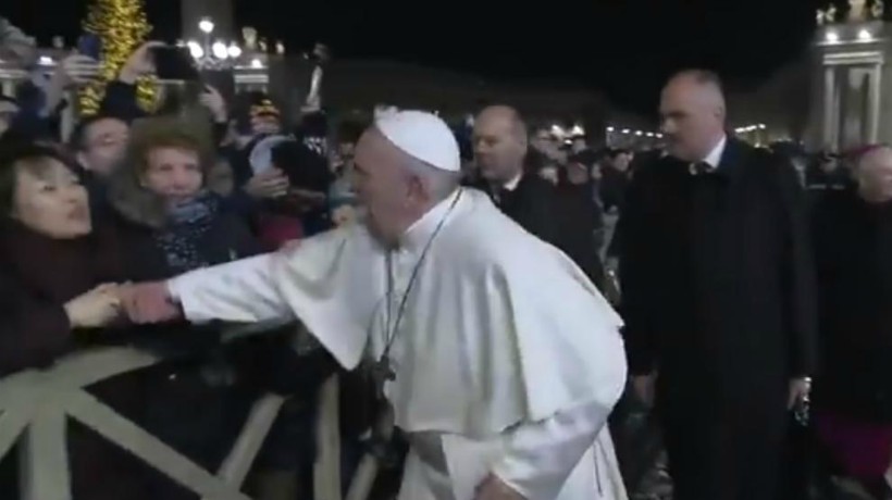El Papa pidió disculpas por reprender a una mujer que lo tomó por el brazo en la Plaza de San Pedro