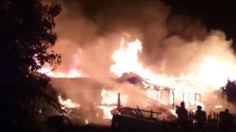 [VIDEO] Incendio destruyó inmuebles y amenazó con quemar una subcomisaría en la Región de O´Higgins