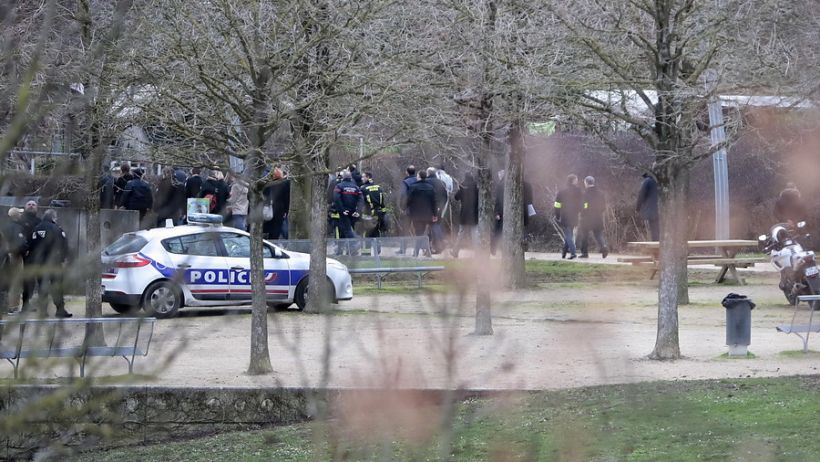Al menos un muerto por un apuñalamiento múltiple a las afueras de París