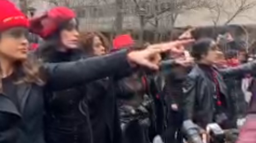 [VIDEO] Mujeres feministas de Nueva York realizan intervención de Lastesis durante juicio contra Harvey Weinstein
