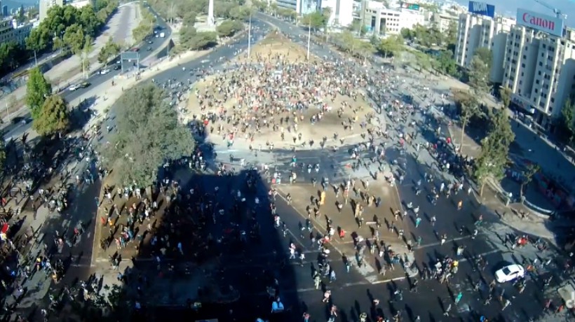 Manifestantes se congregan en Plaza Italia