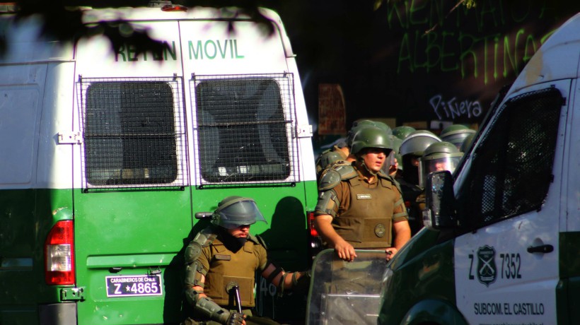Carabineros por acción de policías de civil: detenido es acusado de lanzar bombas molotov