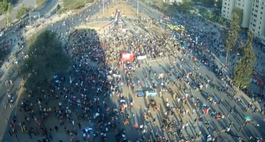 Miles de manifestantes se congregan en Plaza Italia