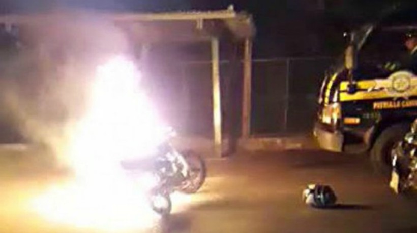 Dio positivo en alcotest y de rabia incendió su moto