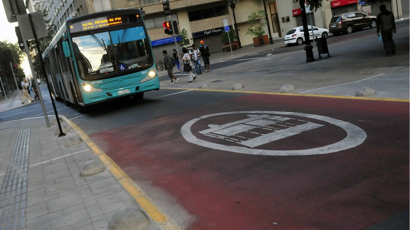 Anuncian 7 nuevas vías exclusivas para buses de la locomoción colectiva en Santiago